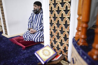 Desayuno a las ocho de la tarde en la mezquita de León tras terminar el primer día del Ramadán.