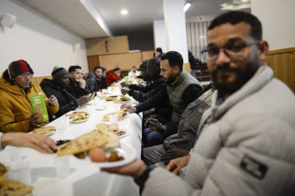 Desayuno a las ocho de la tarde en la mezquita de León tras terminar el primer día del Ramadán.