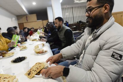 Desayuno a las ocho de la tarde en la mezquita de León tras terminar el primer día del Ramadán.