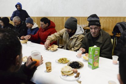 Desayuno a las ocho de la tarde en la mezquita de León tras terminar el primer día del Ramadán.