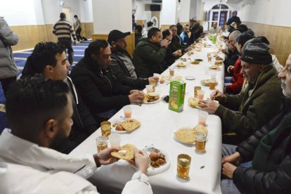 Desayuno a las ocho de la tarde en la mezquita de León tras terminar el primer día del Ramadán.