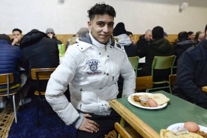 Desayuno a las ocho de la tarde en la mezquita de León tras terminar el primer día del Ramadán.