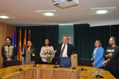 Foto de familia de los más sesenta vecinos que asistieron este martes a rendir homenaje a Fernando Rodríguez, médico durante más de treinta años en Santa María. MEDINA