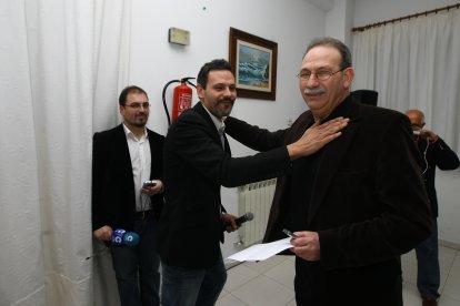Manuel Enríquez, a la derecha, durante un Festival del Botillo en Fabero, con el actor Roberto Enríquez.