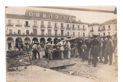 Los bomberos de León sofocando un incendio en la Plaza Mayor con una autobomba tirada por mulas.