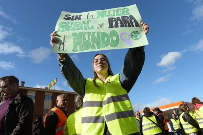 Un momento de la protesta de las mujeres del campo en Villadangos.