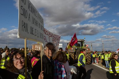 Un momento de la protesta de las mujeres del campo en Villadangos.