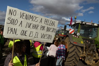 Un momento de la protesta de las mujeres del campo en Villadangos.