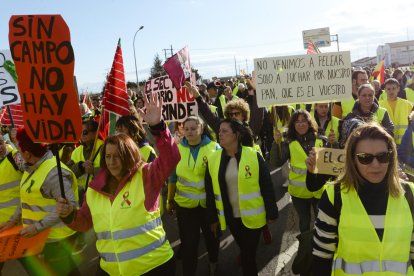 Un momento de la protesta de las mujeres del campo en Villadangos.