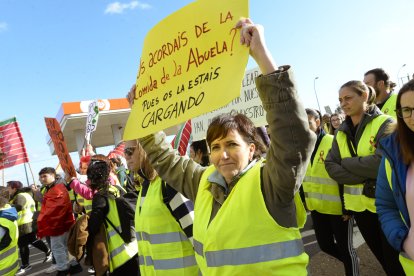 Un momento de la protesta de las mujeres del campo en Villadangos.