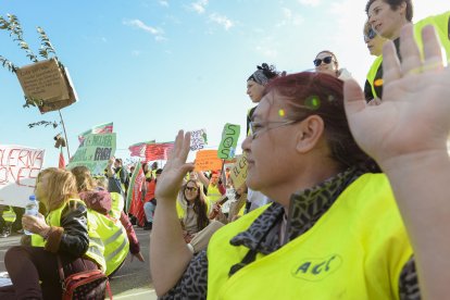 Un momento de la protesta de las mujeres del campo en Villadangos.
