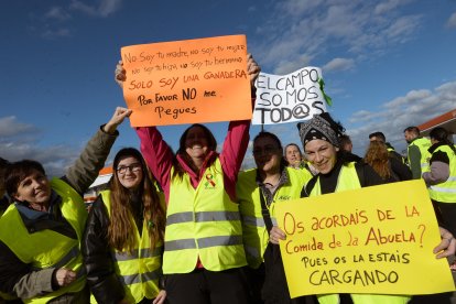 Un momento de la protesta de las mujeres del campo en Villadangos.