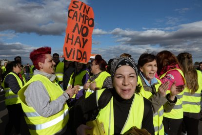 Un momento de la protesta de las mujeres del campo en Villadangos.
