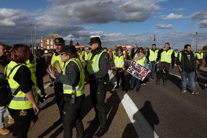 Un momento de la protesta de las mujeres del campo en Villadangos.