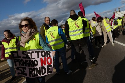 Un momento de la protesta de las mujeres del campo en Villadangos.