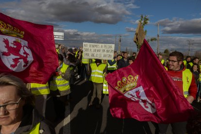 Un momento de la protesta de las mujeres del campo en Villadangos.