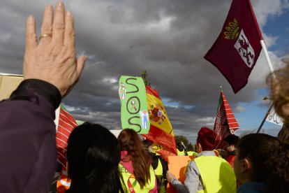Un momento de la protesta de las mujeres del campo en Villadangos.