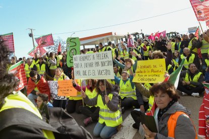 Un momento de la protesta de las mujeres del campo en Villadangos.
