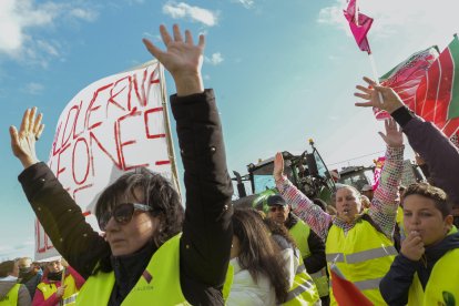 Un momento de la protesta de las mujeres del campo en Villadangos.