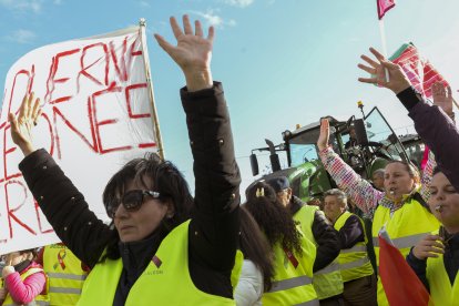 Un momento de la protesta de las mujeres del campo en Villadangos.
