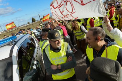 Un momento de la protesta de las mujeres del campo en Villadangos.
