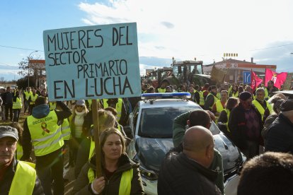 Un momento de la protesta de las mujeres del campo en Villadangos.