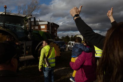 Un momento de la protesta de las mujeres del campo en Villadangos.