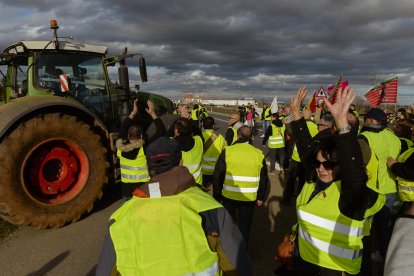 Un momento de la protesta de las mujeres del campo en Villadangos.