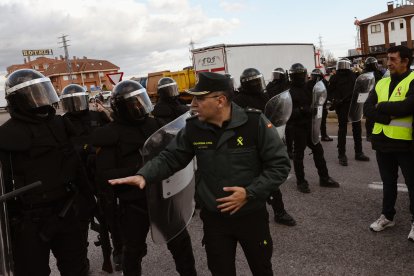 Un momento de la protesta de las mujeres del campo en Villadangos.