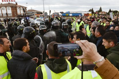 Un momento de la protesta de las mujeres del campo en Villadangos.