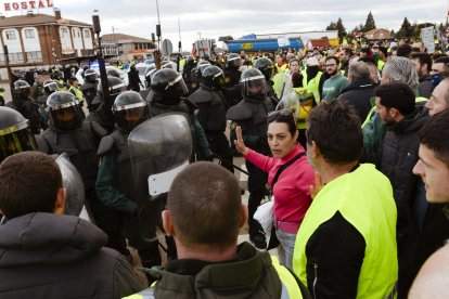 Un momento de la protesta de las mujeres del campo en Villadangos.