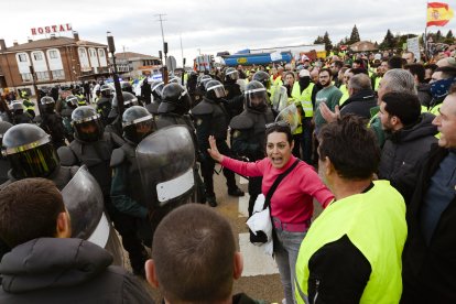 Un momento de la protesta de las mujeres del campo en Villadangos.