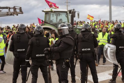 Un momento de la protesta de las mujeres del campo en Villadangos.