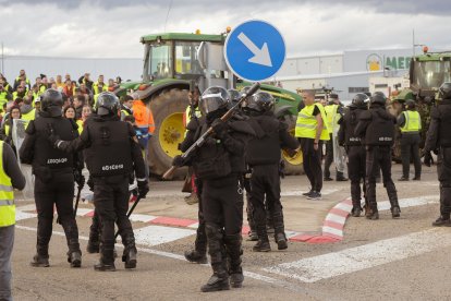 Un momento de la protesta de las mujeres del campo en Villadangos.