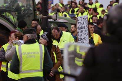 Un momento de la protesta de las mujeres del campo en Villadangos.