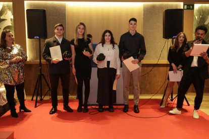 Manuel Martínez escoltado por María Pérez y Álvaro Martín. FERNANDO OTERO