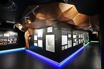 En las distintas salas del edificio los visitantes profundizan y adquieren conocimientos sobre los orígenes, la historia, las tradiciones y la flora y fauna del parque nacional..