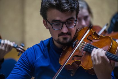 El violista David Blanco durante un ensayo.