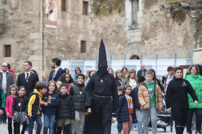 Vicente Parra, el Lambrión de carne y hueso, llega al lugar donde se encuentra la estatua, rodado de niños.