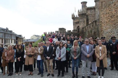 Numeroso público, parlamentarios y concejales siguieron el estreno de la estatua.