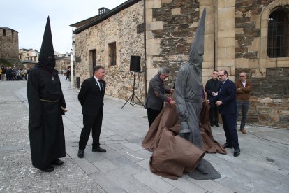 Bañuelos y el alcalde retiran la tela que cubría la estatua.