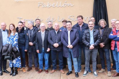 Las autoridades realizaron un recorrido por los stands. CAMPOS