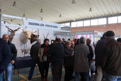 Las autoridades realizaron un recorrido por los stands. CAMPOS