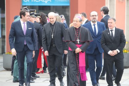 El nuncio y varias autoridades a su llegada al Teatro Bergidum de Ponferrada.