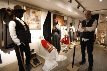 Dos de los cuadros del Museo Municipal de las Tierras Leonesas. RAMIRO