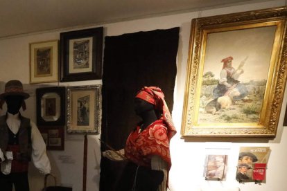Dos de los cuadros del Museo Municipal de las Tierras Leonesas. RAMIRO