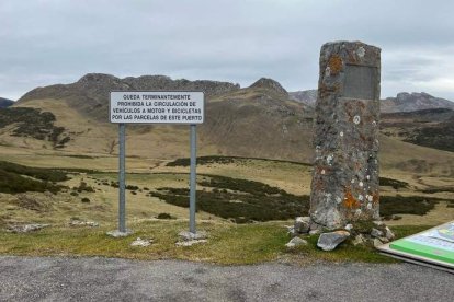 Monolito en recuerdo del alcalde de Mieres junto a un cartel de la Junta por los suelos.  PEDRO BARRIADA