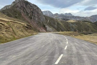 Carretera del puerto de Las Cubillas a Casa Mieres asfaltado por Asturias.  PEDRO BARRIADA