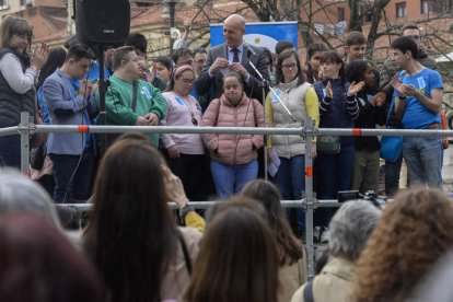 El aldalde, con algunas personas con síndrome de Down.