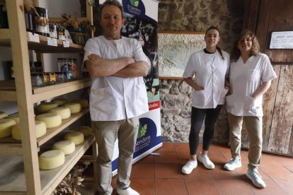  Fernando Yuste, Marta Yuste Ramos y Yolanda Ramos en la quesería Coladilla.